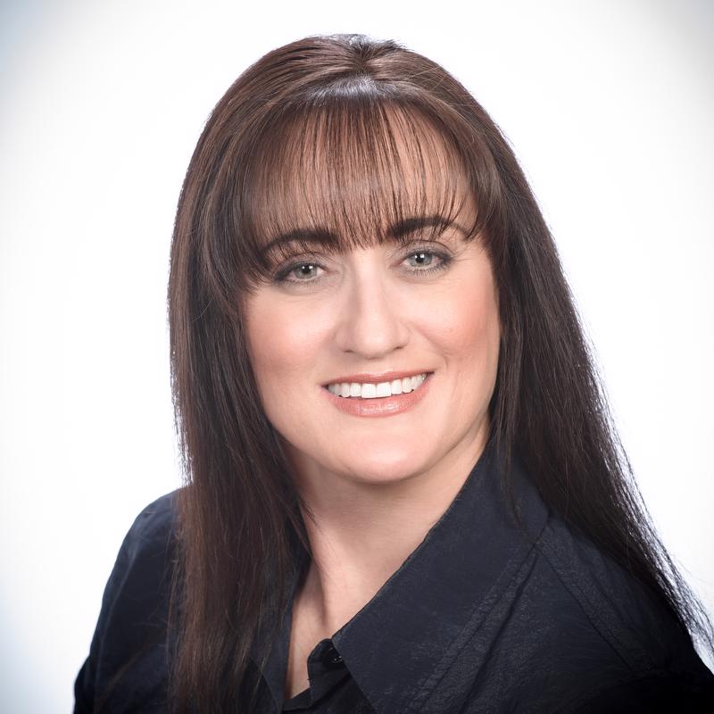 kelly maddox headshot